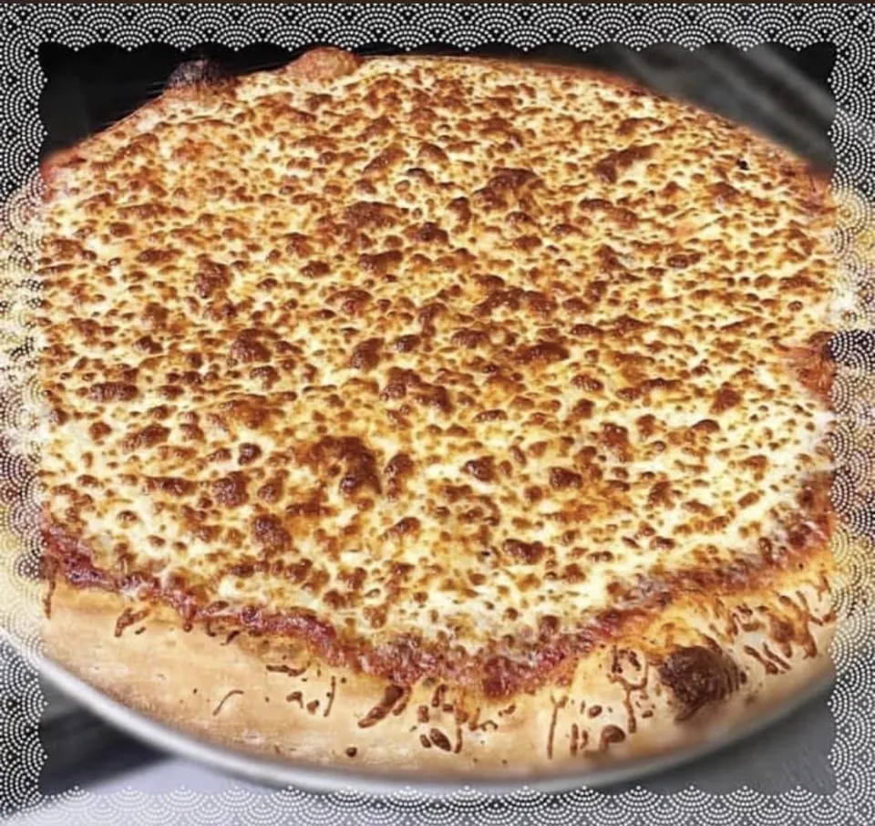 Pizza maison cuite au four chez Kurde Pizza